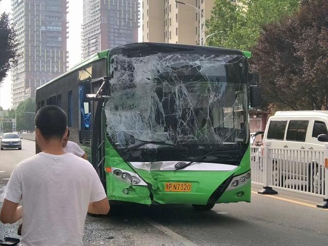 突发！周口市区两公交车追尾 有乘客受伤